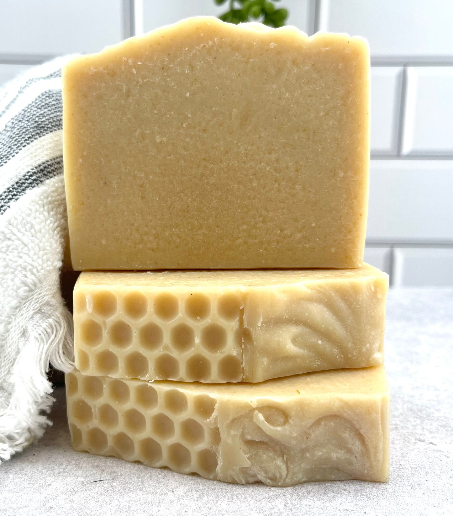 Oatmeal & Honey unscented - Wholesome, creamy, and kind to skin — just oats, honey, and farm-fresh goat milk.